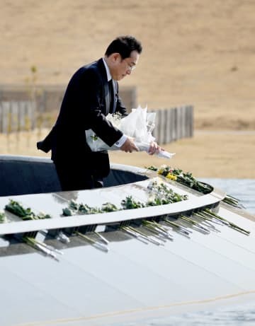 石巻南浜津波復興祈念公園を訪れ、献花する岸田首相＝12日午前、宮城県石巻市（代表撮影）