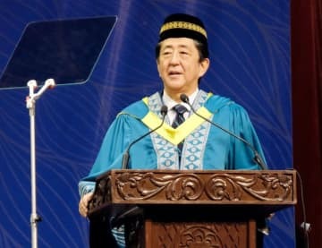 マレーシアの大学で講演する安倍元首相＝12日、マレーシア・スランゴール州（共同）