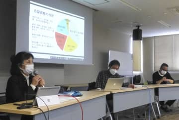 広島の差別実態を報告する「共生フォーラムひろしま」の笹川俊春理事（中央）ら＝12日午後、広島市