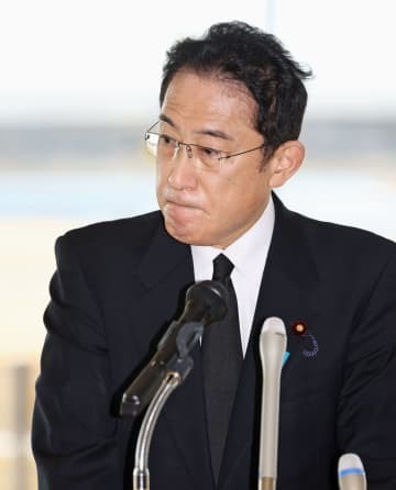 宮城県石巻市で記者団の質問に答える岸田首相＝12日午前（代表撮影）