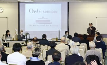 「鹿児島県立美術館設立を考える会」が開いたシンポジウムで講演する新見隆さん（右端）。左端は宮永祥子会長＝12日午後、鹿児島市