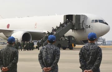 KC767空中給油輸送機によるウクライナへの防衛装備品提供で派遣され、愛知県の小牧基地に帰国した自衛隊員ら＝13日午前