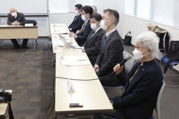 記者会見する拉致被害者家族会の横田早紀江さん（手前）ら＝13日午後、東京都港区