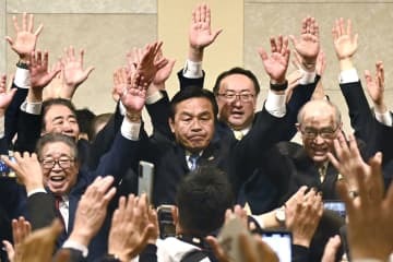 石川県知事選で初当選し、万歳する馳浩氏（中央）＝14日未明、金沢市