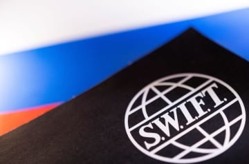 SWIFTのロゴとロシア国旗（ロイター＝共同）