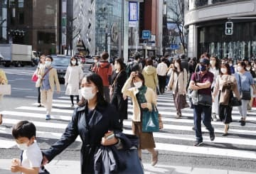 東京・銀座で軽装で行き交う人たち＝14日午後