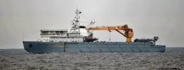 14日に津軽海峡を通過したロシア海軍の兵器輸送艦（防衛省統合幕僚監部提供）