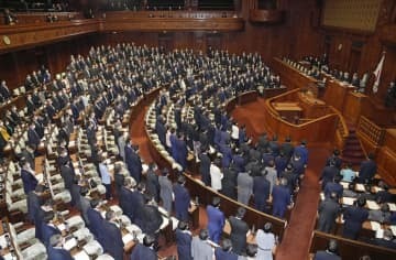 2022年度から5年間の在日米軍駐留経費の日本側負担を増額させる新たな特別協定の承認案を可決した衆院本会議＝15日午後
