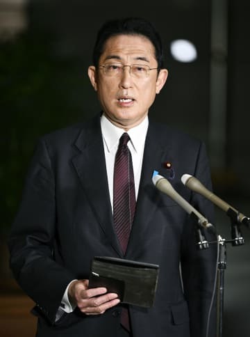 記者団の取材に応じる岸田首相＝15日夜、首相官邸