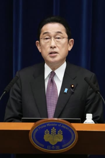 記者会見する岸田首相。「まん延防止等重点措置」を全面解除する方針などを表明した＝16日午後、首相官邸