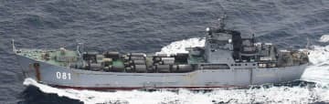 甲板に車両を搭載し航行するロシア海軍の戦車揚陸艦（防衛省統合幕僚監部提供）