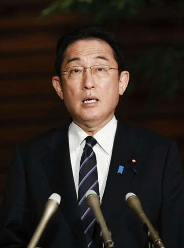 宮城、福島両県で震度6強を観測した地震を受け、報道陣の取材に応じる岸田首相＝17日午前1時52分、首相官邸