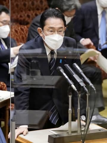 参院予算委で答弁する岸田首相＝17日午前