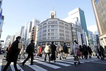 マスク姿で東京・銀座を行き交う人たち＝2月