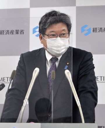 記者会見する萩生田経産相＝18日午前、経産省