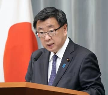 記者会見する松野官房長官＝18日午前、首相官邸