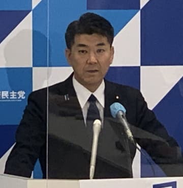 記者会見する立憲民主党の泉代表＝18日午前、国会