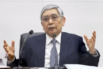 金融政策決定会合後に記者会見する日銀の黒田総裁＝18日午後、日銀本店（代表撮影）