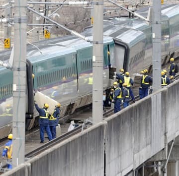 復旧に向けた作業が続く、東北新幹線の脱線現場＝19日午後1時53分、宮城県白石市