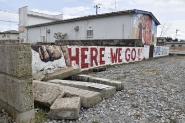16日の地震の影響で崩れたとみられるJR双葉駅前の壁画＝19日午後
