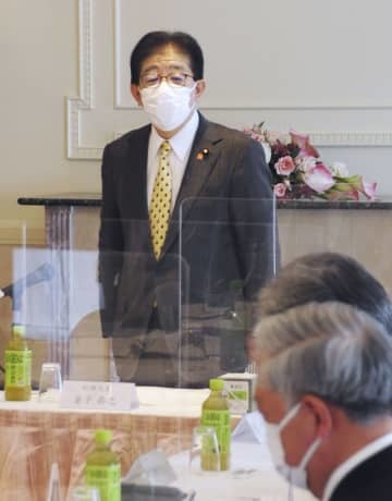 視察先の長野市で開いた地元放送事業者との意見交換会で、あいさつする金子総務相＝19日