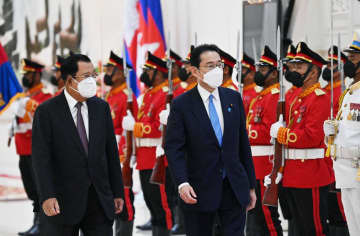 歓迎式典に臨む岸田首相（右）とカンボジアのフン・セン首相＝20日、プノンペン（代表撮影・共同）