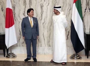 UAEのアブドラ外務・国際協力相（右）と会談した林外相＝20日、アブダビ（外務省提供）