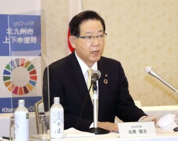 カンボジアでの水道事業参入について記者会見する北九州市の北橋健治市長＝23日午後、北九州市