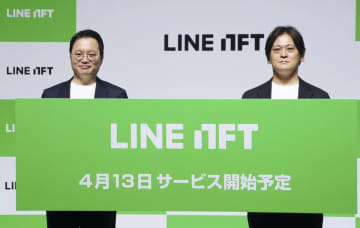 記念撮影するLVCの林仁奎社長（左）ら＝23日午後、東京都内