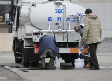 給水車から水をくむ住民＝23日午後、福島県相馬市