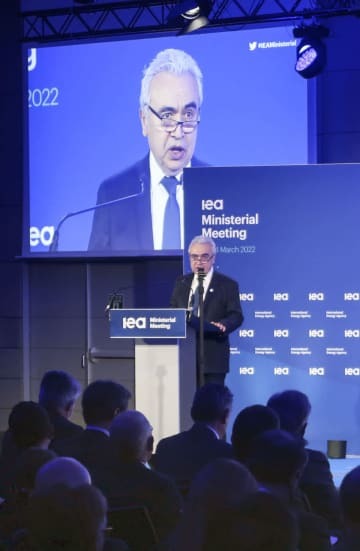 国際エネルギー機関（IEA）閣僚理事会で、各国代表らを前に話すビロル事務局長＝23日、パリ（共同）