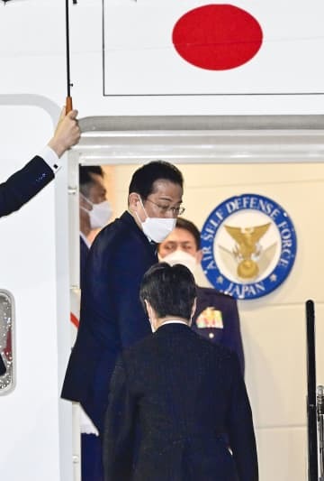 G7首脳会合に出席するためベルギーへ向けて出発する岸田首相＝23日午後11時29分、羽田空港