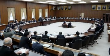討議を行った衆院憲法審査会＝24日午前