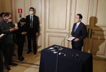 北朝鮮のミサイル発射を受け、記者の質問に答える岸田首相＝24日、ブリュッセル（共同）