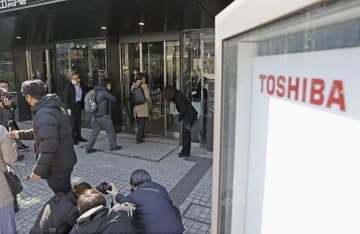 東芝の臨時株主総会会場に入る人たち＝24日午前、東京都新宿区