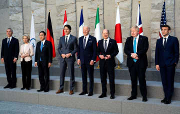 G7首脳会合の記念撮影に臨む岸田首相（左から3番目）ら各国首脳＝24日、ブリュッセル（ロイター＝共同）