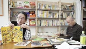 取材に応じる「にんげん展」を企画した「大阪市人権・同和教育研究会」のメンバーら＝12日、大阪市