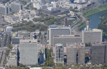 霞が関の官庁街（手前）。左奥は国会議事堂＝2016年、東京都千代田区