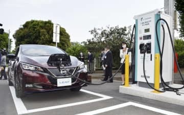 横浜市に設置された充電器と電気自動車＝昨年6月