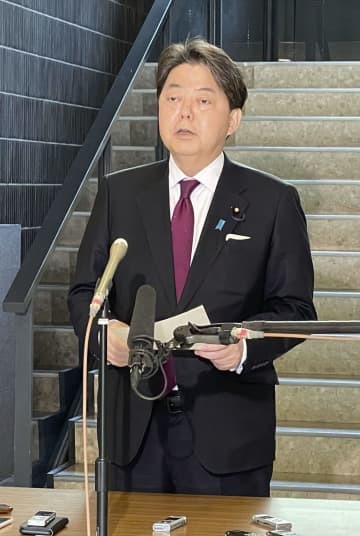 記者団の取材に応じる林外相＝25日午前、外務省