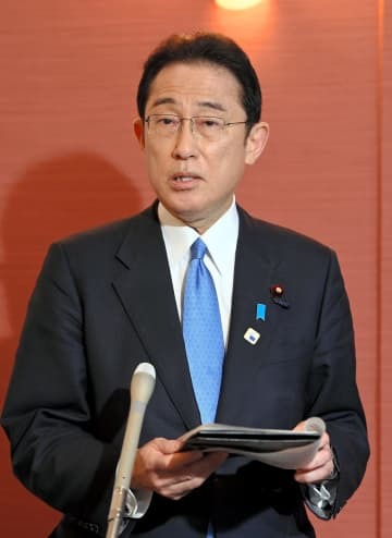 G7首脳会合を終え、報道陣の取材に応じる岸田首相＝24日、ブリュッセル（代表撮影・共同）