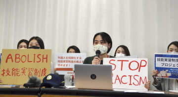 記者会見するプロジェクト共同代表の田所真理子ジェイさん（右から3人目）ら＝25日午後、東京都内