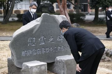 雪崩事故から5年を前に開かれた追悼式で、公開された慰霊碑を見つめる遺族＝26日午前、栃木県大田原市の県立大田原高