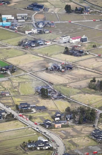 複数の住宅などが焼けた富山県小矢部市の火災現場＝26日午後4時53分（共同通信社ヘリから）