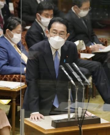 参院決算委で答弁する岸田首相＝28日午前
