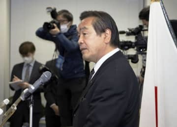 石川県庁に初登庁し、幹部職員らにあいさつする馳浩知事＝28日午前