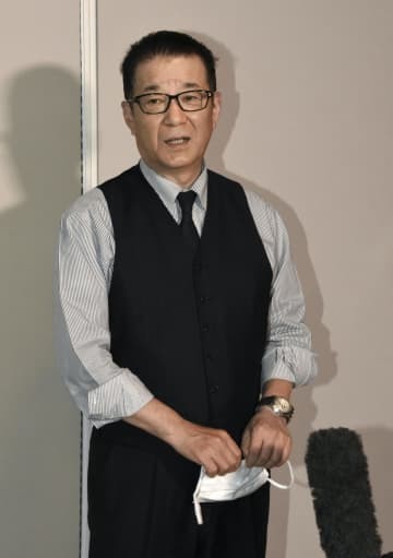 記者団の取材に応じる日本維新の会代表の松井一郎大阪市長＝28日午後、大阪市役所