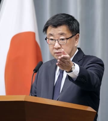 記者会見する松野官房長官＝28日午後、首相官邸