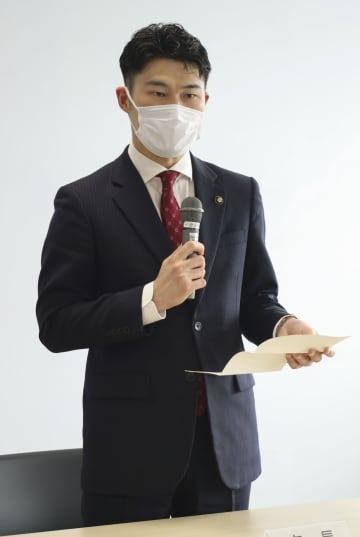 広島県三原市が設置した人権施策推進協議会の会合で発言する岡田吉弘市長＝28日午後、三原市役所