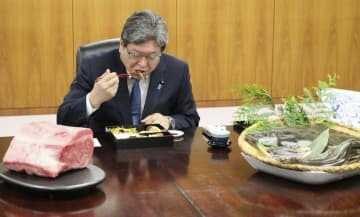 「常磐もの」と呼ばれる福島県沖で水揚げされた魚介類を使った弁当を試食する萩生田経産相＝29日午後、経産省